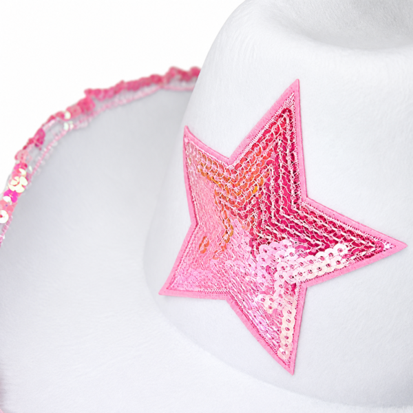 Detalhe da estrela rosa em paetês do chapéu cowgirl branco
