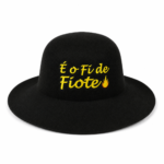 Chapéu infantil preto com frase É o Fi de Fiote