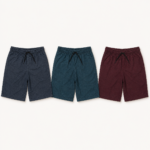 Três shorts juvenis de sarja nas cores azul-marinho, azul-petróleo e vermelho bordô