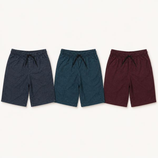 Três shorts juvenis de sarja nas cores azul-marinho, azul-petróleo e vermelho bordô